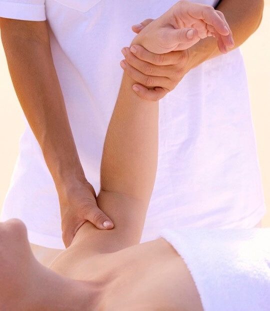 masajista dando un masaje a una mujer