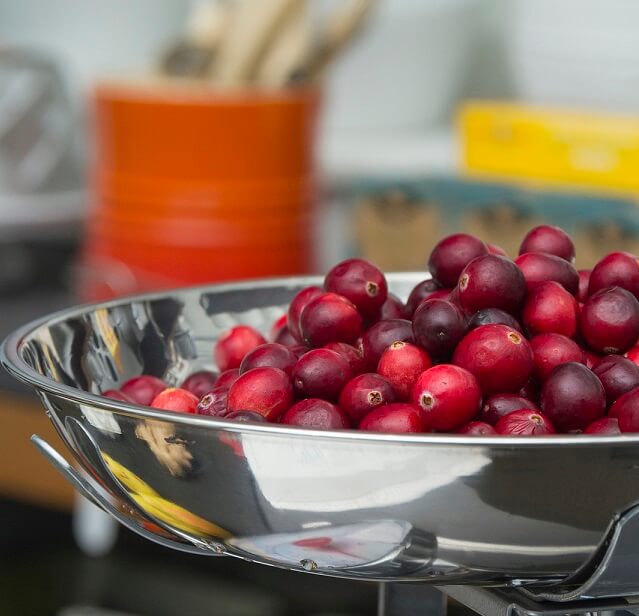 arandanos rojos en una balanza en una cocina