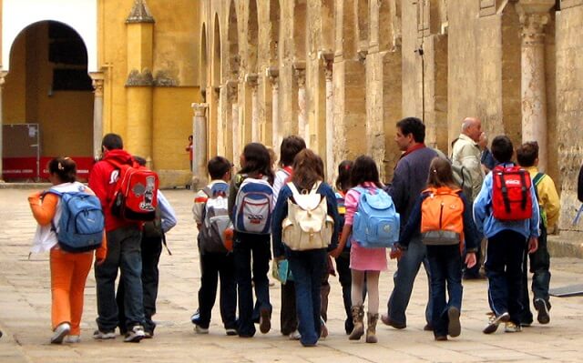 un grupo de ninos con mochilas