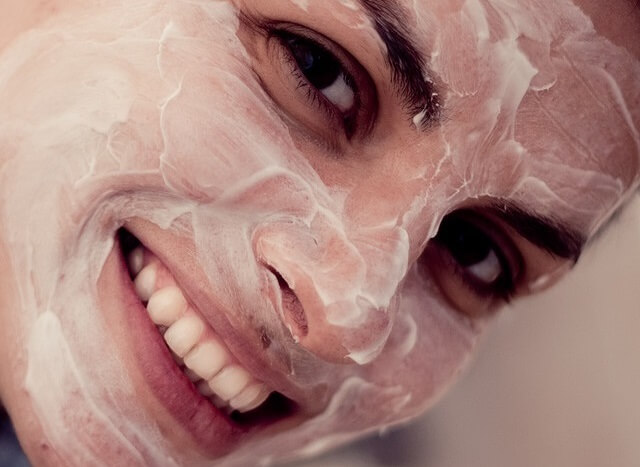 chica sonriente con mascarilla