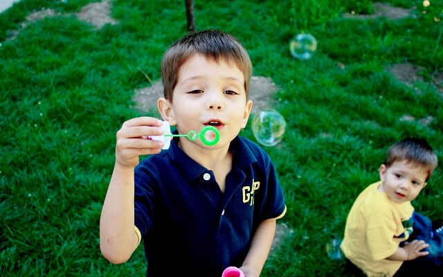 nino haciendo burbujas