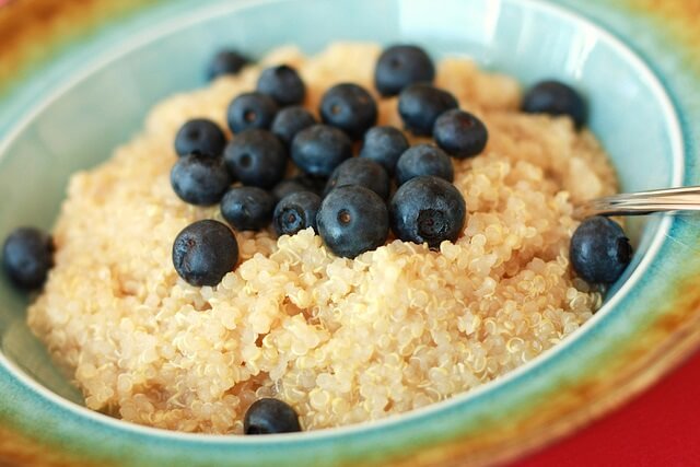 quinoa con arandanos en un bol de desayuno