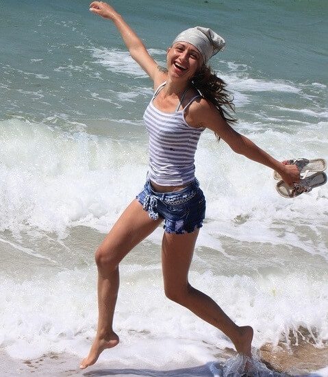 chica feliz en la playa