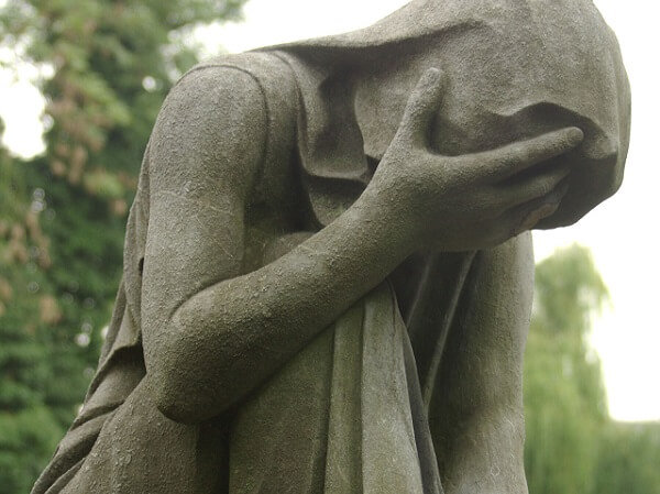 estatua en posicion de llorar