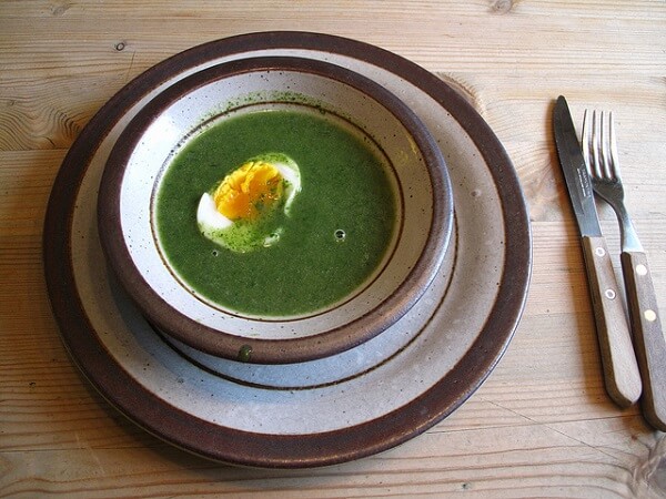 plato de sopa de ortiga y cubiertos