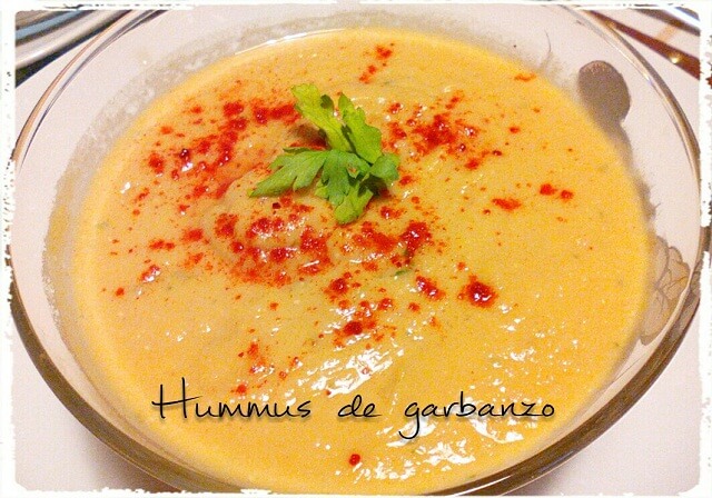 hummus de garbanzo en un cuenco