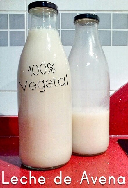 dos botellas de cristal con leche de avena casera