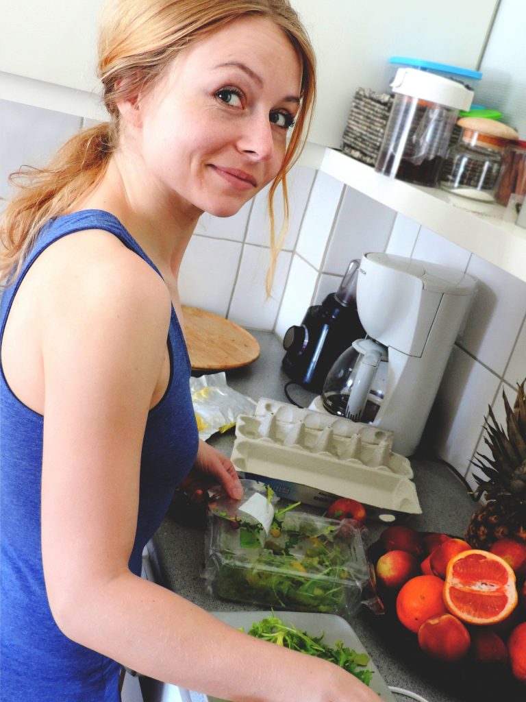 Mujer con comida en la cocina