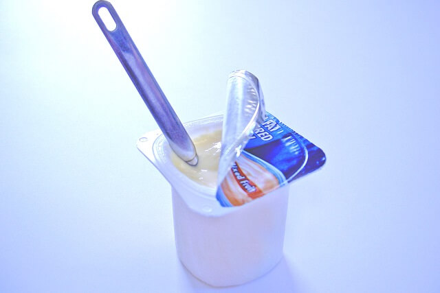 yogur abierto con cucharilla