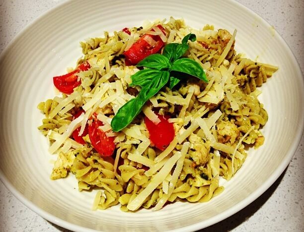 espagueti con pesto de kéfir