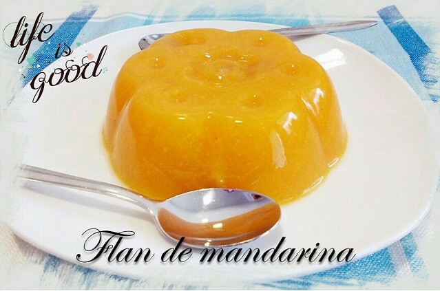 flan de mandarina en plato de postre junto  a dos cucharillas