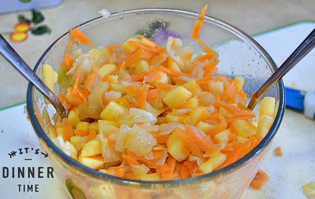 ensalada de chucrut con manzana y zanahoria en un cuenco de cristal
