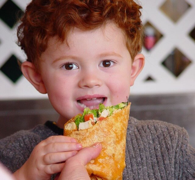 un nino merendando sano