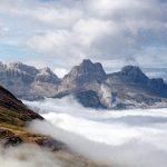 Paisaje de altas montañas y nubes.