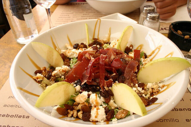 Ensalada con uvas pasas lista para comer