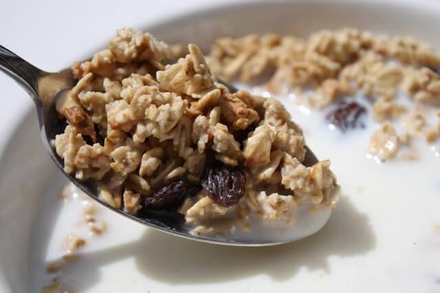 muesli de desayuno con leche