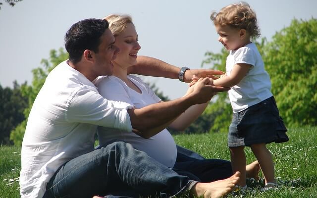 una familia en un parque