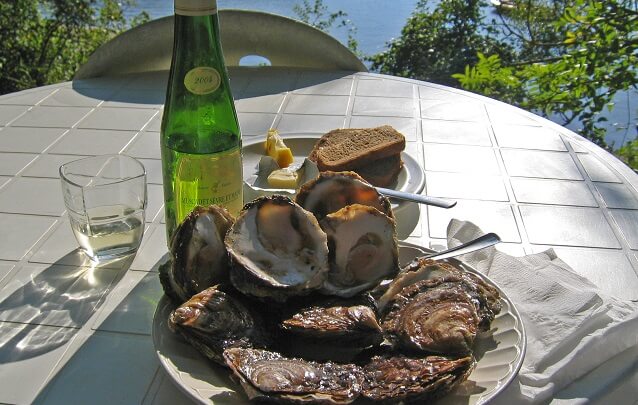 plato de ostras, vino blanco y pan