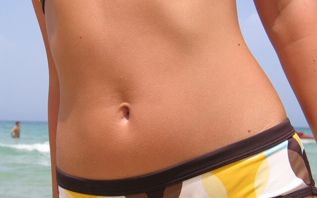 el abdomen de una chica en bikini