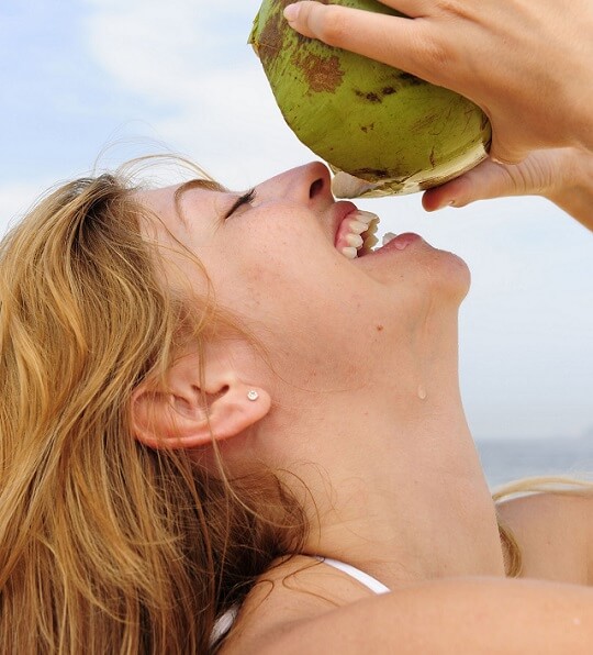 chica bebiendo leche de coco