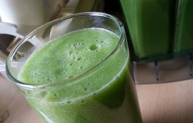 un batido verde recien hecho