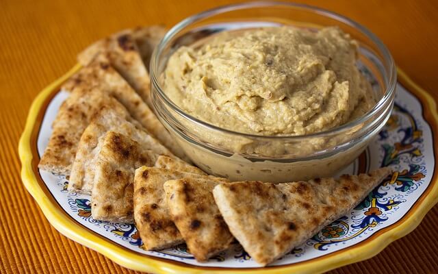 hummus con pan de pita en un plato