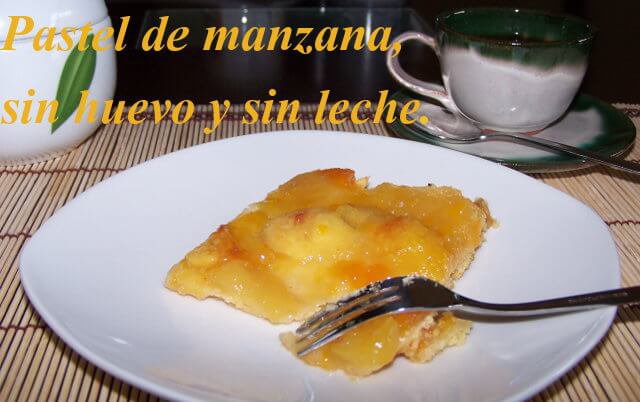 tarta de manazana en un plato con un pequeno tenedor