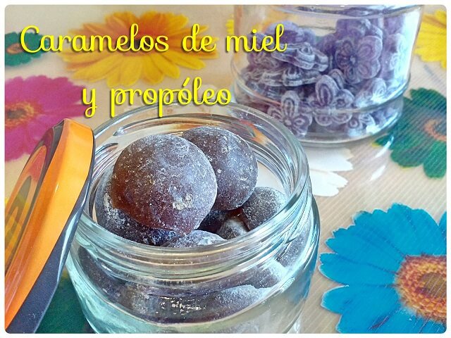 caramelos de miel y propoleo en un frasco