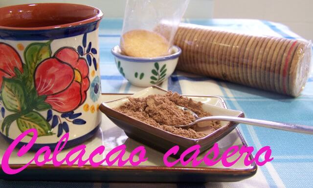 taza galletas y un cuenco con colacao casero