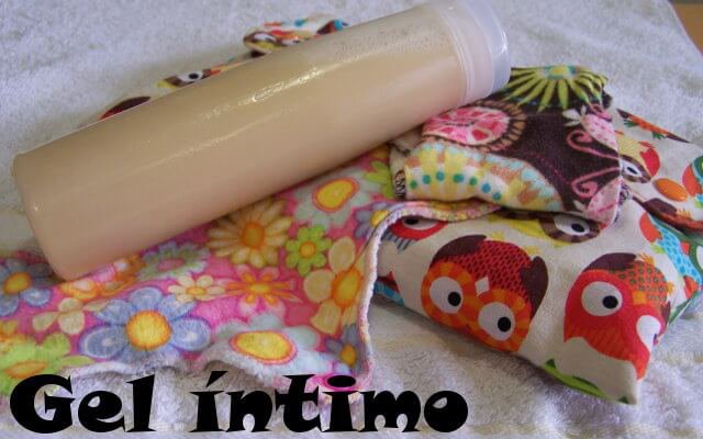 gel intimo junto a un neceser y a unos salvaslips