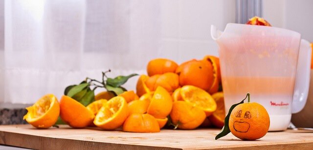 zumo de naranja y naranjas exprimidas