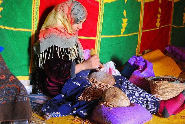 mujer sentada tratando el argan