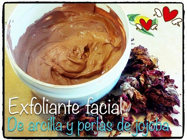 envase con exfoliante casero con perlas jojoba y petalos de rosas