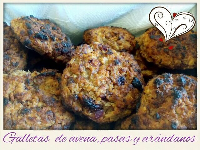 galletas avena pasas y arandanos en una cajita