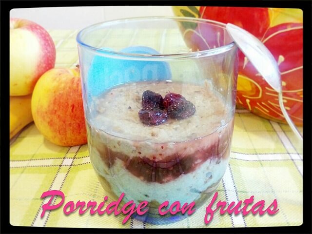 un vaso con porridge con frutas junto a frutas