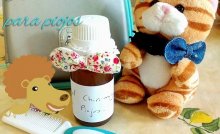alcochol de chirimoya para los piojos junto a un gatito de peluche y un peine