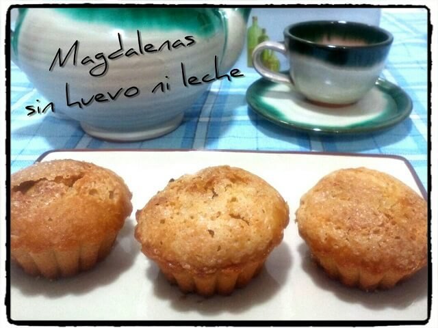 magdalenas junto a una taza de te y tetera