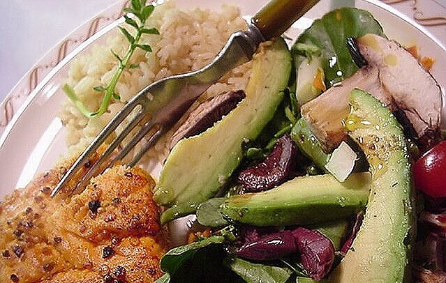 plato de verduras con arroz integral y tenedor