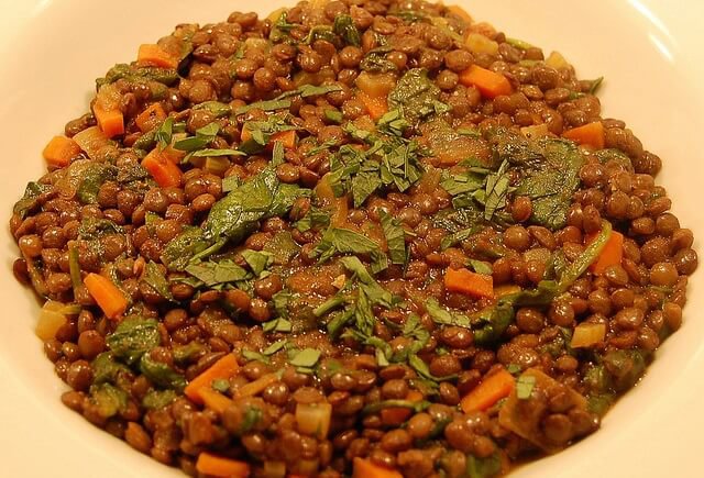 plato con lentejas y verduras