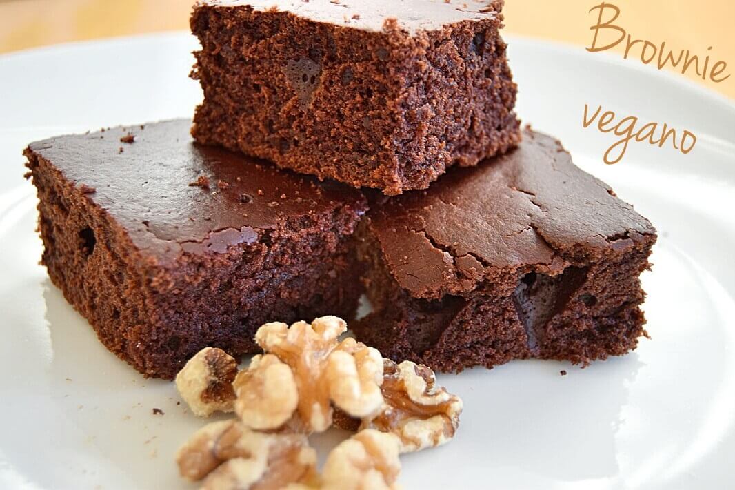 tres cachitos de brownie vegano junto a unas nueces peladas