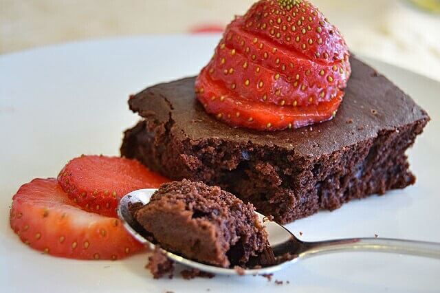 brownie vegano con fresas