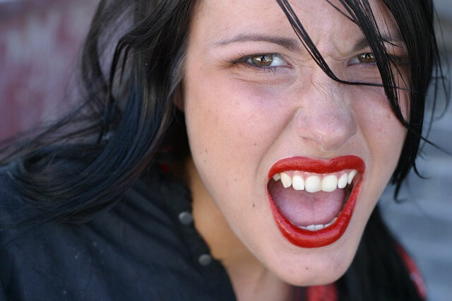 mujer con los labios rojos