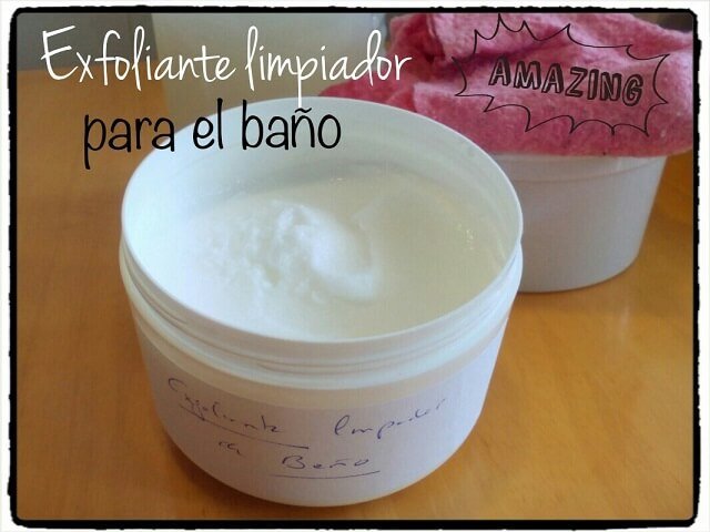 envase de plastico con exfoliante limpiador para el bano