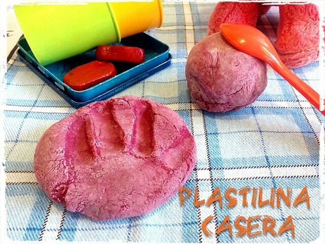 plastilina casera junto a unas ceras y cuchara de juguete