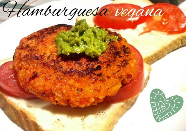 hambuerguesa vegana con tomate y guacamole