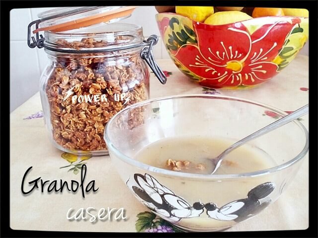 un cuenco con granola y leche de avena