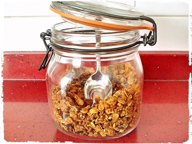 tarro de cristal lleno de granola casero