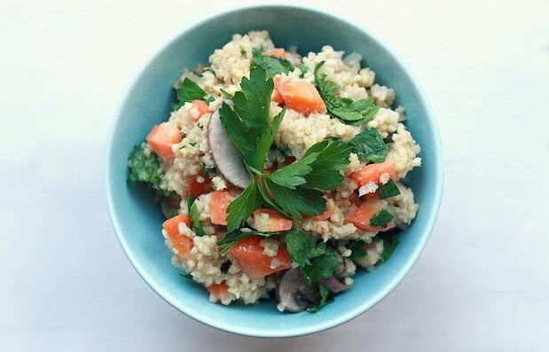 cuenco de mijo y verduras