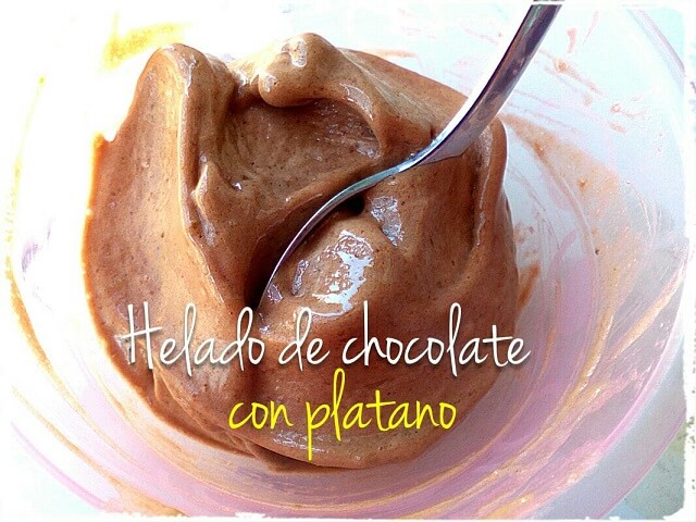 helado de choco con platano en bol con cuchara