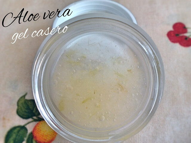 gel de aloe vera casero en un envase de cristal